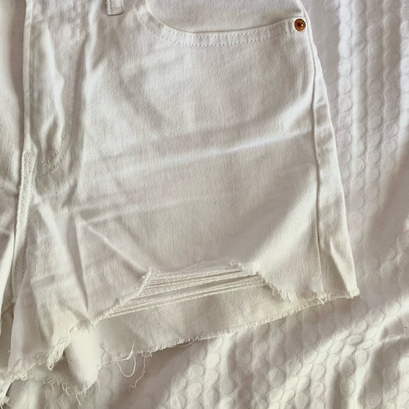 Levi’s white denim shorts, size 28 - Picture 3 of 8